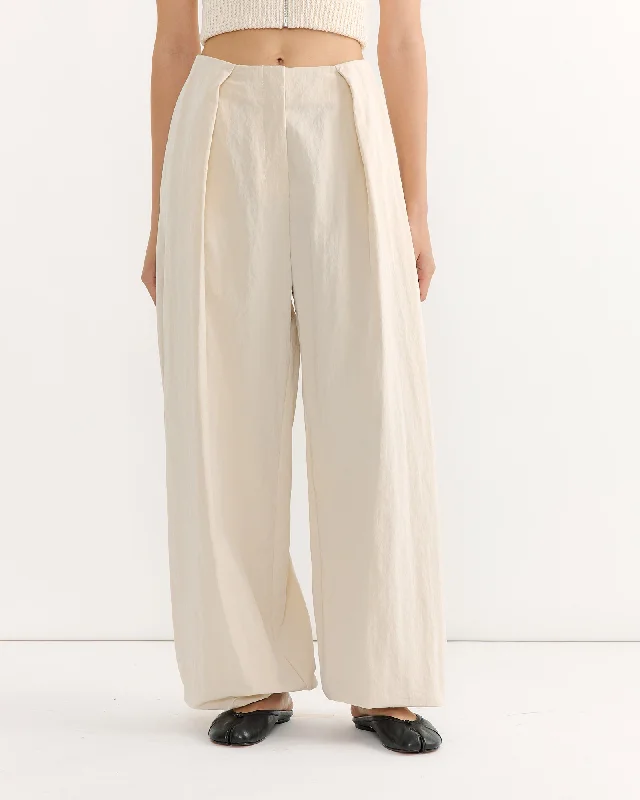 Le Pantalon Melao Trouser in Off White Trousers practical easy-care